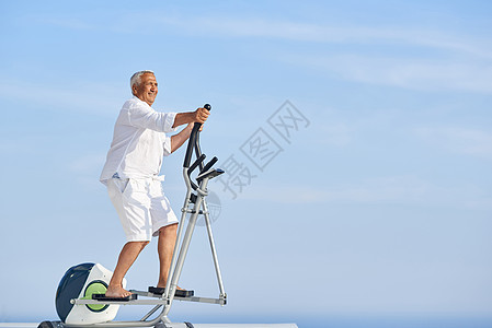 老年健康健健健男子健身露台健身房俱乐部培训师海洋训练天空成人跑步机男性背景图片