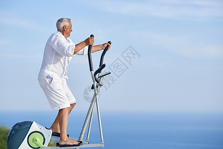 老年健康健健健男子健身健身房有氧运动白色跑步机训练海洋露台男性俱乐部老年背景图片