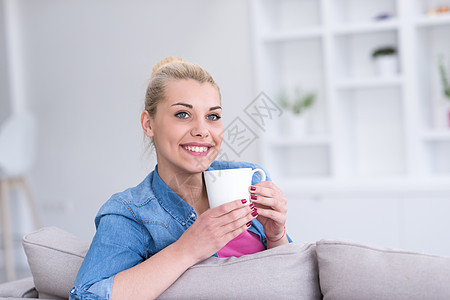 女人喜欢喝一杯咖啡幸福微笑女孩乐趣房子女性快乐女士成人香气图片