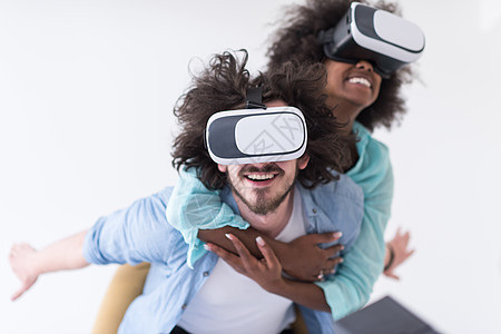 使用 VR 头戴眼镜获得经验的多种族夫妇夫妻女孩风镜女士男朋友手势男人女朋友成人白色图片