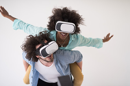 使用 VR 头戴眼镜获得经验的多种族夫妇女士女性手势夫妻成人女孩享受男朋友白色女朋友图片