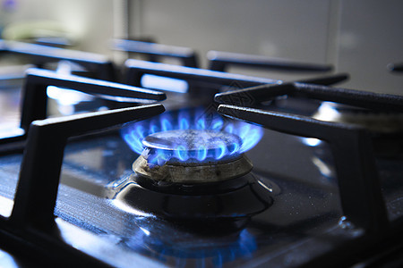 燃气灶的蓝色火焰产生温室气体排放 燃烧器上的厨房炉排以可燃天然气或合成气 丙烷 丁烷为燃料 炊具作为加热器 自然资源的浪费图片