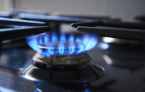 燃烧器上的厨房炉排以可燃天然气或合成气 丙烷 丁烷为燃料 炊具作为加热器 自然资源的浪费 燃气灶的蓝色火焰产生温室气体排放图片