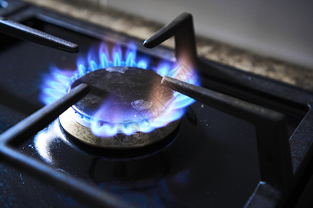 带燃烧器的厨房炉灶以可燃的廉价劣质天然气或合成气 丙烷 丁烷为燃料 劣质燃气灶发出的微红火焰会产生温室气体排放 浪费自然资源图片