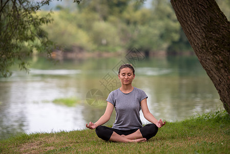 妇女冥想和做瑜伽锻炼女性活力沉思运动姿势成人专注身体女士训练图片