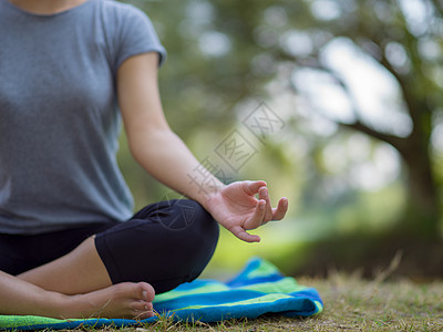 妇女冥想和做瑜伽锻炼银行成人力量身体女士专注活动女孩沉思运动图片
