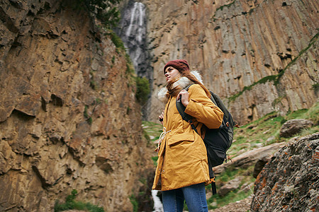 带背背背山的妇女徒步旅行者 旅行冒险自由活动生态背包探索岩石女性男人远足游客女孩图片