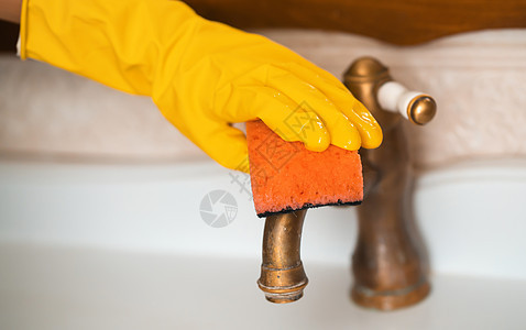 戴橡胶手套的女孩在洗手间打扫女佣工作家务女士商业腐蚀家政抹布洗涤剂产品图片