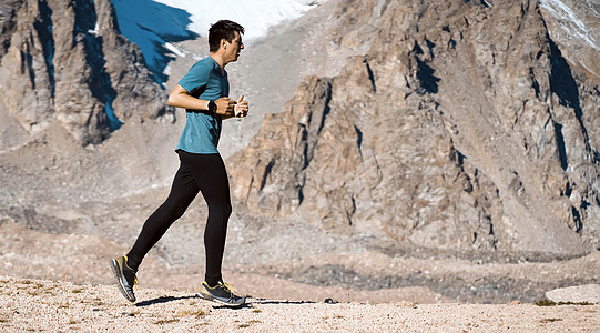 人类正在运行 训练在荒山野外岩石身体石头人行道耐力旅游娱乐男性跑步慢跑者图片