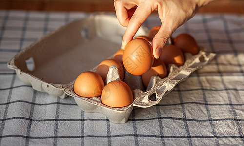 鸡蛋在一家杂货店买的纸板盒里摄影市场营养烹饪生食健康饮食贮存动物纸板托盘图片