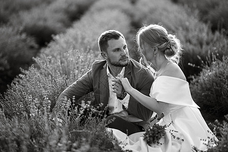 在熏衣草地上的新娘和新郎散步白色日落男朋友薰衣草婚礼套装花园地面植物背景图片