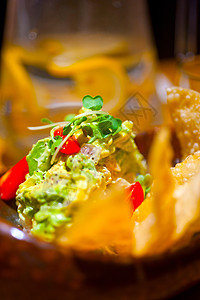 鳄梨和虾沙拉餐厅香料红色玉米片绿色食物营养小吃海鲜盘子图片