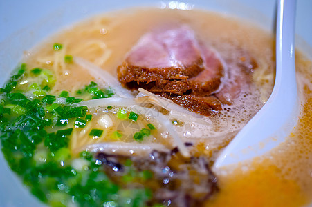 牛肉拉面餐厅美食食物蔬菜午餐绿色芝麻面条肉汤盘子背景图片