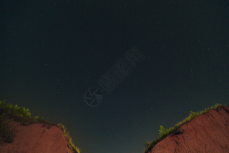 夜空与许多明星和星座在山峰上空的黑暗天空火花爬坡卫星恒星乳白色全景银河系地平线辉光星星图片