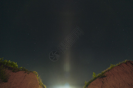 夜空与许多明星和星座在山峰上空的黑暗天空乳白色恒星爬坡蓝色星光天文学全景天堂地平线卫星图片