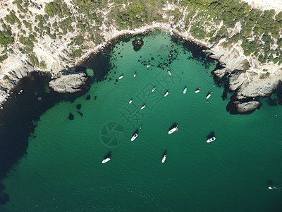 海景空中全景与水晶般清澈的蔚蓝大海和岩石海岸 在岩石背景下的美丽泻湖中的游艇 夏季旅行和度假的理想目的地的概念帆船天线悬崖波浪洞图片