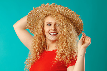 漂亮的金发美女模特装在草帽上帽子成人微笑快乐女性女士头发女性化背景图片