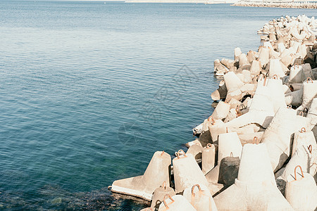 海岸防波堤保护有海水背景的大型海浪 用混凝土四面体加固了海岸地带石头海堤结构旅行海岸线障碍地平线港口支撑旅游图片