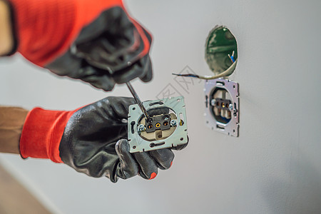 主电工在房屋内安装插座装置维修电压工人劳动接线控制出口螺丝刀工具电缆图片