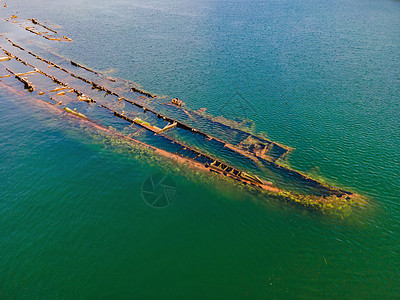 被弃置的破船残骸 浮出海外导航灾难海滩历史旅行海洋蓝色运输海岸线天空图片