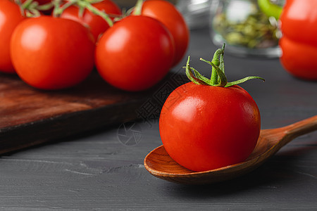 厨房桌上的樱桃西红柿和胡椒蔬菜红色植物团体绿色营养烹饪饮食食物农业图片