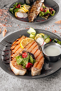 长寿鱼牛排加白酱和沙拉美味灰色食物餐厅营养午餐背景盘子美食背景