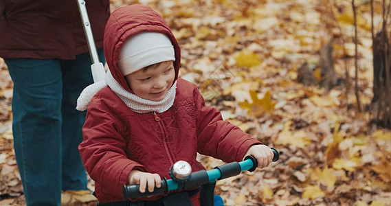 妈妈骑着可爱的小女孩 骑自行车在秋天公园母亲公园小树林树叶叶子家庭森林父母婴儿孩子们图片