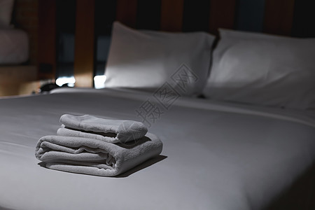 毛巾被折叠 放在床上供旅馆客人用图片