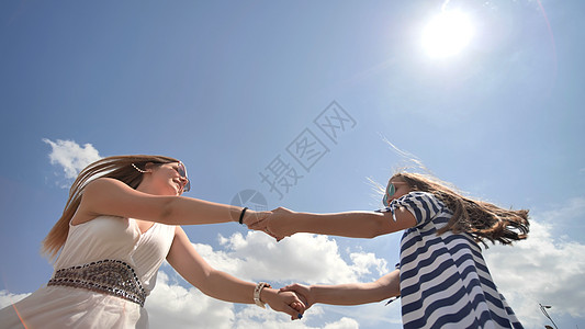 欢乐的女朋友们在温暖的夏日 在手臂上转动乐趣丈夫微笑闲暇夫妻舞蹈闺蜜摄影师蜜月女性图片