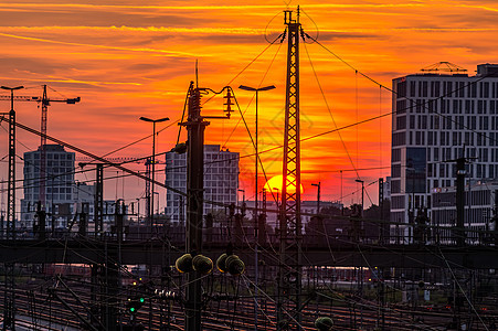 慕尼黑在橙色日落时 对通往多纳斯伯格桥的铁路进行观察图片