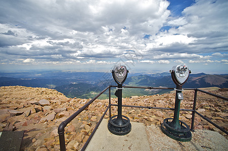混凝土甲板上的派克峰峰会和商业双筒望远镜 派克峰山 科罗拉多斯普林斯 科罗拉多州 美国图片