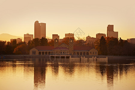日落的丹佛城市公园 美国科罗拉多州丹佛市 湖的倒影 丹佛市中心 美国城市收藏图片
