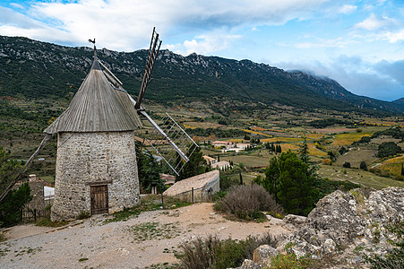 法国南部奥德省 17世纪风车主要标志性的Cucugnan乡的图象式景象全景村庄部门消遣景观游客建筑物远足地块住宅图片