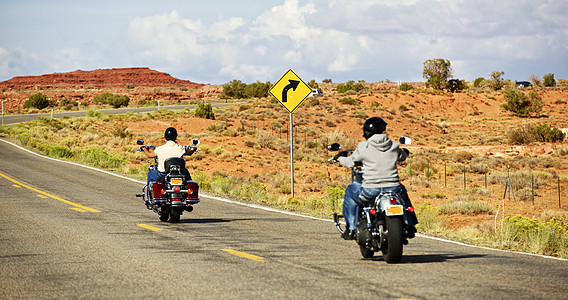 赛车手在夏日骑着亚利桑那高速公路走下 自行车照片主题 交通收集图片