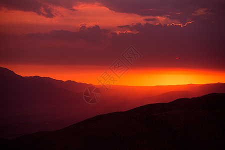 风景秀丽的加州日落 科切拉谷夏季日落 山谷景观 从欣赏圣哈辛托山景图片