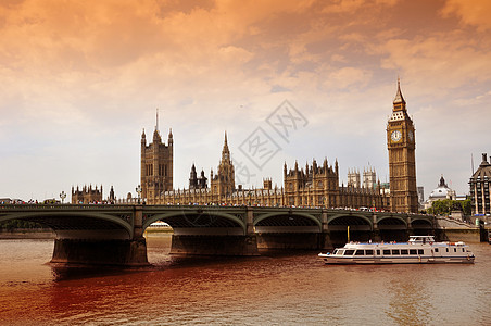 威斯敏斯特桥与大本钟和议会大厦 伦敦 英国 (UK) 泰晤士河和旅游船 水平摄影图片