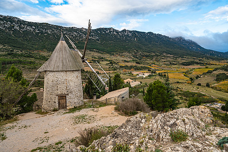 法国南部奥德省 17世纪风车主要标志性的Cucugnan乡的图象式景象全景住宅地块游客远足爬坡村庄假期城市景观图片