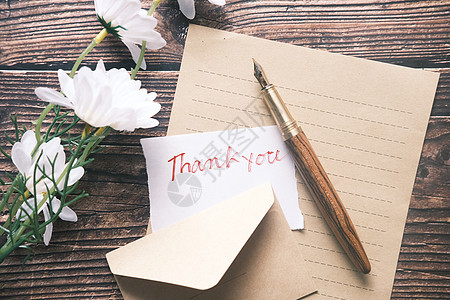 感谢您在木制桌上的留言和信封愿望高架动机感激感恩问候语笔记图片