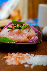 含有草药和香料的新鲜有机鸡乳鱼片木板营养家禽美食胡椒粒胸部桌子厨房饮食图片