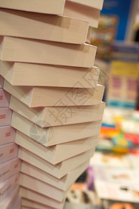 书堆成书 作为教育和商业概念书店想像力书柜学生收藏图书智慧书架字典闲暇图片