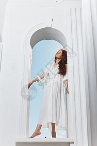 一位身着白色裙子的女性的肖像 天使窗开着图片