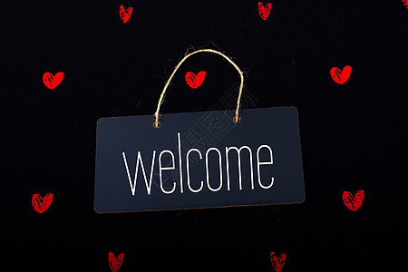欢迎使用欢迎在黑通知牌上使用红色红心环绕黑板问候语黑色游客客人纸板粉笔广告牌接待拼写背景