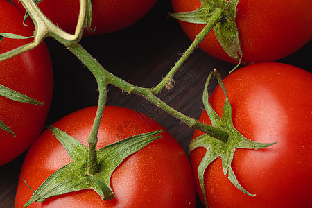厨房桌上的樱桃西红柿和胡椒红色植物饮食蔬菜农业团体沙拉食物营养烹饪图片