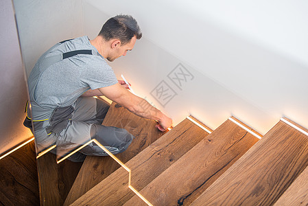 房屋改造 承包商用LED照明灯光照明完成木制住宅楼梯 (单位 千美元)背景图片