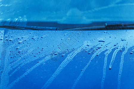 照片来自湿蓝色乘客汽车兜帽和风玻璃 有水下冲洗图片