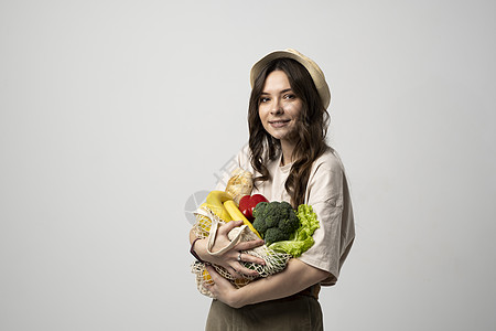 带复制空间的零废物概念 女人拿着一个可重复使用的网状购物袋 里面装着蔬菜 产品 环保网眼购物袋 零废物 无塑料概念女孩成人生态咖图片