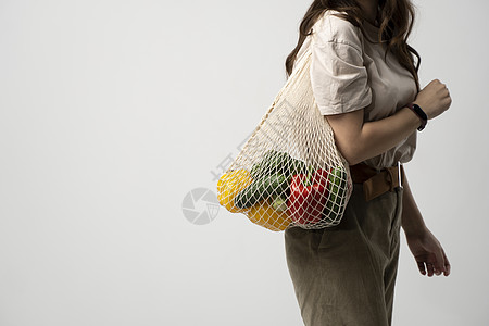 用于购物的可重复使用的生态袋 一位年轻女子手里拿着装有水果和蔬菜的购物袋 零废物 无塑料概念 生态生活方式 生态购物市场女孩成人图片