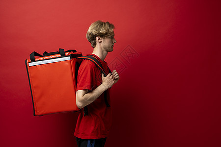 红色T恤和彩色红色背景的热水袋 文本空间 食品送货服务图片