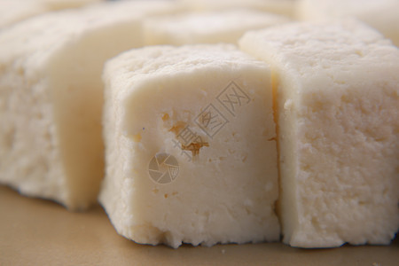 白色背景的新鲜奶酪紧贴健康饮食营养美食食物乳制品乳酪图片
