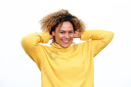 快乐的非洲年轻女性 在白色背景下笑 怀着双臂后头的头部图片